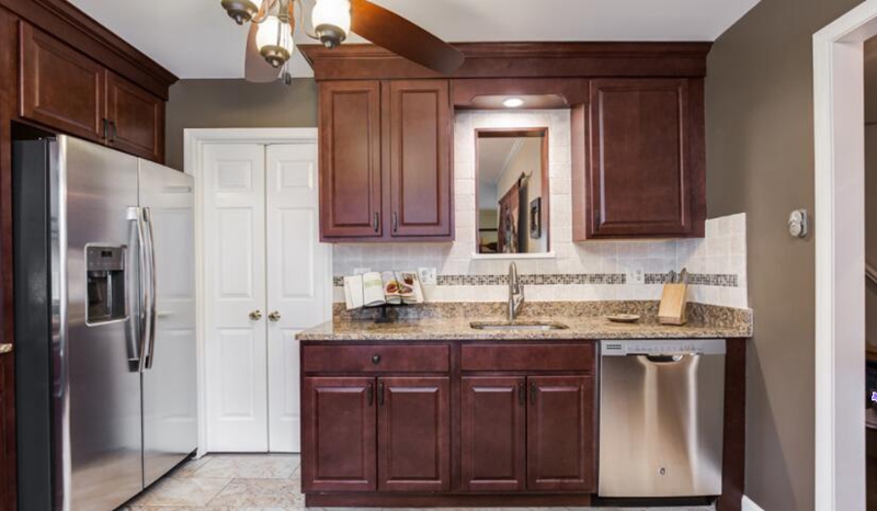 定制實木櫥柜優(yōu)點，定制實木櫥柜缺點，星空梵高櫥柜